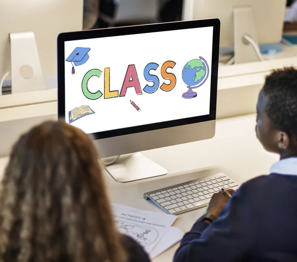 Alunos colegas de classe usando computador — Fotografia de Stock