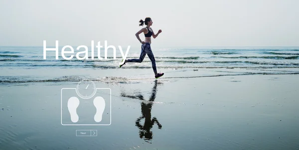 Frau in Leggings läuft am Strand — Stockfoto