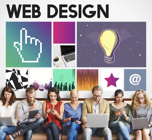 Persone si siedono con i dispositivi e Web Design — Foto Stock