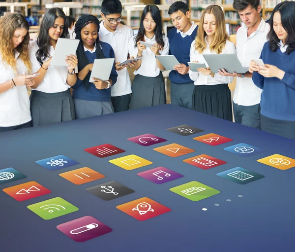 Ποικιλομορφίας τους μαθητές με τις ψηφιακές συσκευές — Φωτογραφία Αρχείου