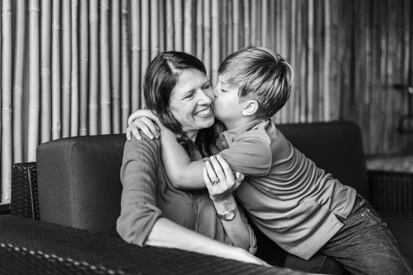 Mãe e filho abraçando — Fotografia de Stock