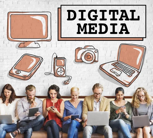 Folk sitter med enheter och digitala medier — Stockfoto