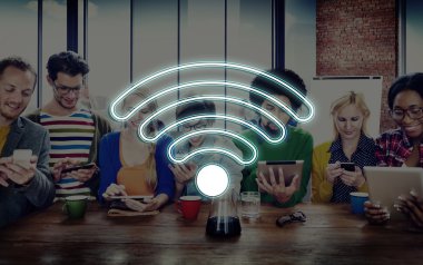 farklı aygıtlar kullanan kişiler 