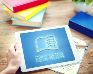 kişi holding dijital tablet