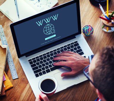 dizüstü bilgisayar kullanan adam