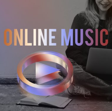 Dizüstü ekran üzerinde seyir kız