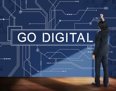 İş adamı duvara yakın duruyor 