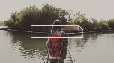 sırt çantası ile genç kız