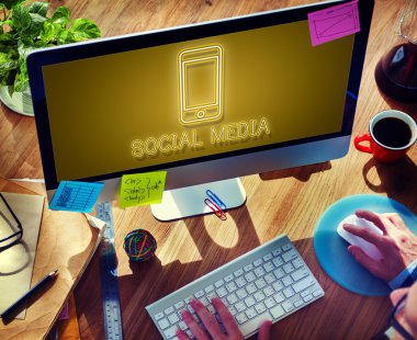 Bilgisayar kullanan adam 