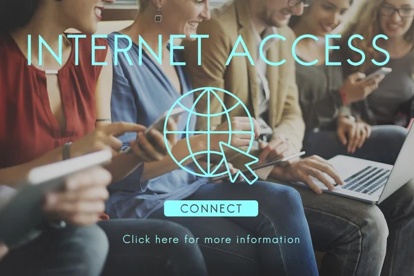 Personas se sientan con dispositivos y acceso a Internet — Foto de Stock