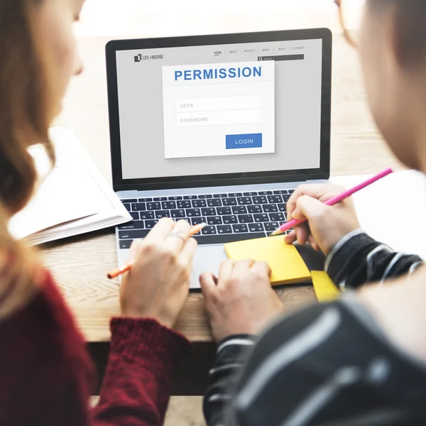 Estudantes Meninas trabalhando com laptop — Fotografia de Stock