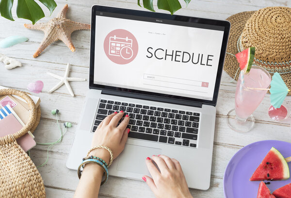 женщина печатает на клавиатуре ноутбука