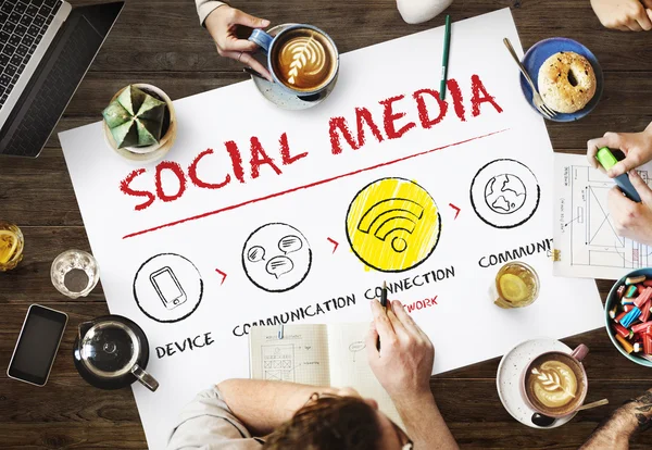 Tavolo con poster con Social Media — Foto Stock