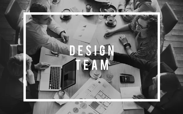 Negócio de pessoas com aperto de mão e Design Team — Fotografia de Stock