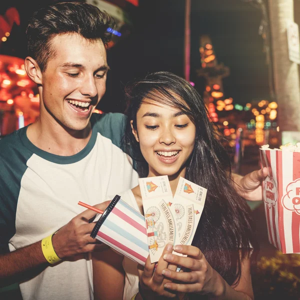 Pareja joven citas — Foto de Stock