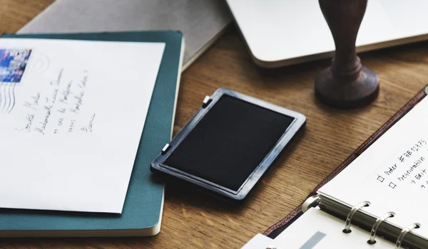 Houten tafel en objecten voor werk — Stockfoto