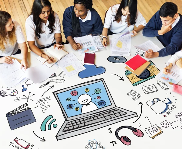 Diversidad de estudiantes haciendo tarea — Foto de Stock