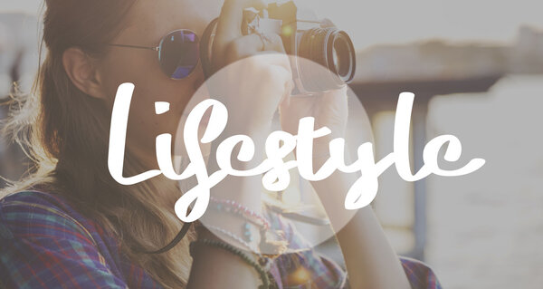 Женщина делает фотографии на открытом воздухе
