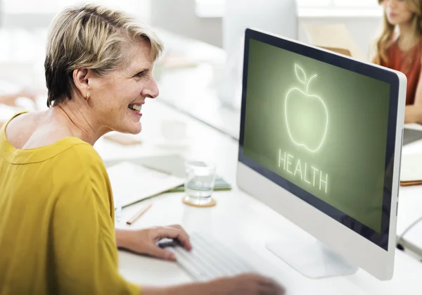 Комп'ютер зі здоров'ям на моніторі — стокове фото
