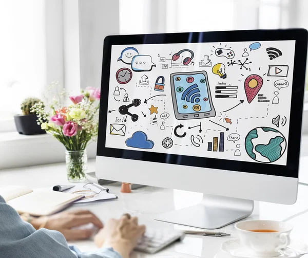 Mujer usando computadora — Foto de Stock