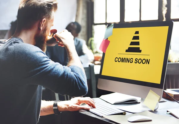 Man drinking coffee and working with computer — Stock Photo, Image