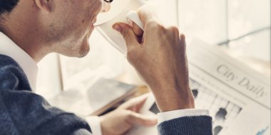 İş adamı kahve içiyor.