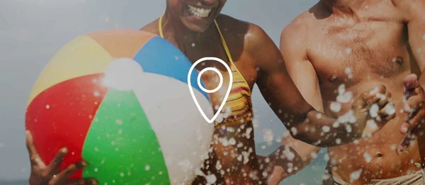 Hermosa mujer con pelota de playa — Foto de Stock