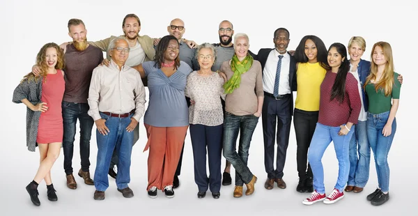 Groupe de personnes diverses étreignant — Photo