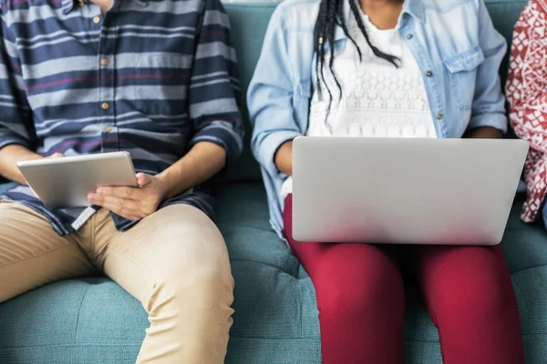 Mangfold Personer med bærbar PC og nettbrett – stockfoto