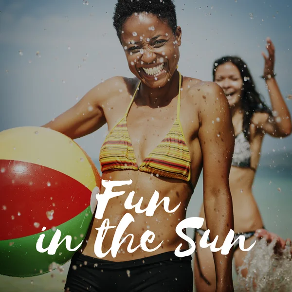 Mujer feliz con pelota de playa — Foto de Stock