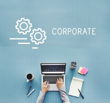 laptop ile çalışan kişi 