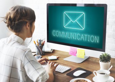 Genç kız bilgisayar ile çalışma