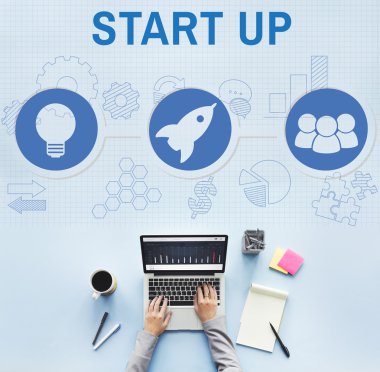 laptop ile çalışan kişi 