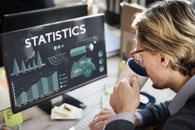 işadamı bilgisayar istatistikleri ile çalışma