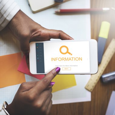 elinde akıllı telefon