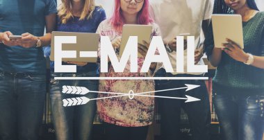 Dijital cihazlar kullanan öğrenciler 