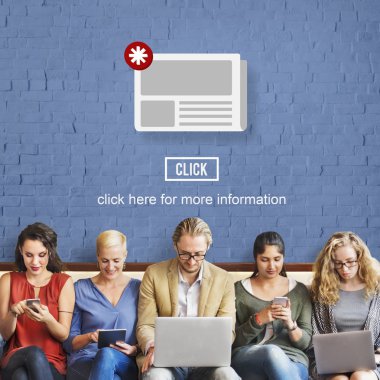 insanlar oturup aygıtları ve e-haber