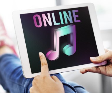 Dijital tablet elinde olan kişi