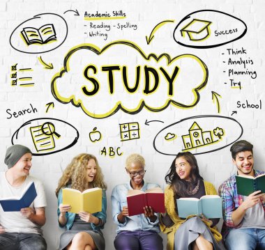 kitap tutan ve gülümseyen insanlar