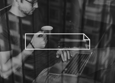 dizüstü bilgisayar ile yakışıklı adam