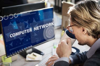 işadamı üstünde bilgisayar bilgisayar ağı ile çalışma