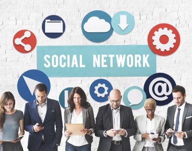 iş adamları elektronik cihazlar ile çalışma