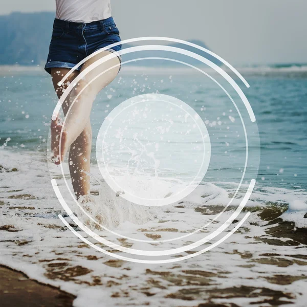 De benen van de vrouw in het zeewater — Stockfoto