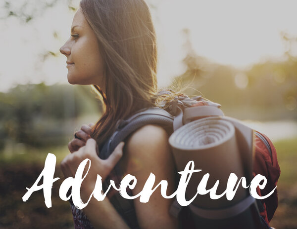 Молодая девушка с рюкзаком
