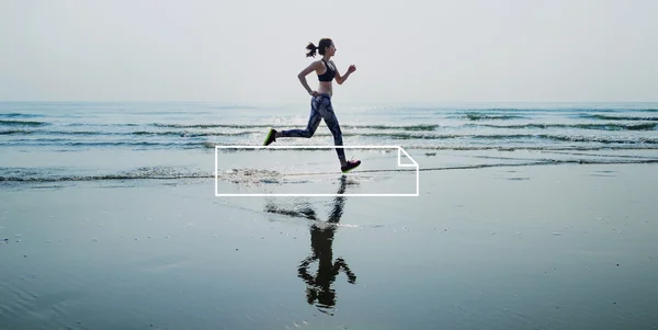 Femme en leggings courir sur la plage — Photo