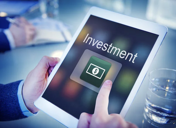 Digitales Tablet mit Investitionskonzept — Stockfoto