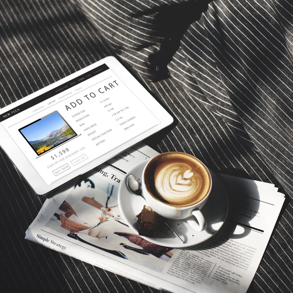 커피, 신문 및 디지털 태블릿 — 스톡 사진