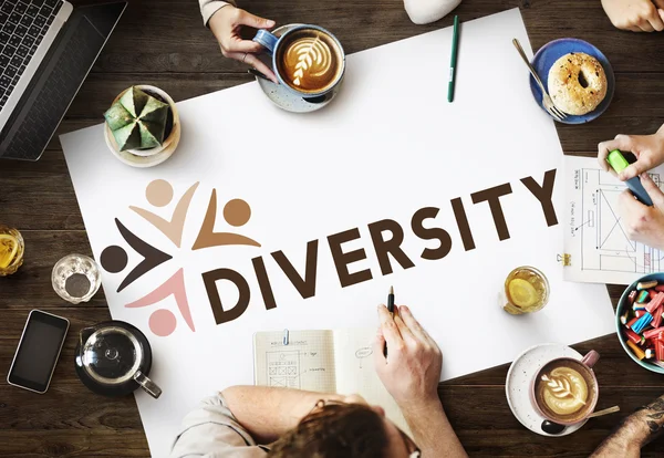 Tisch mit Plakat mit Vielfalt — Stockfoto