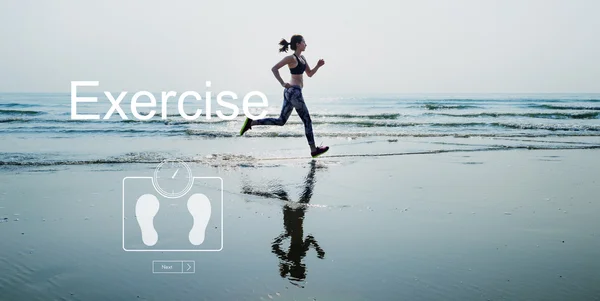 Mujer en polainas corriendo en la playa — Foto de Stock