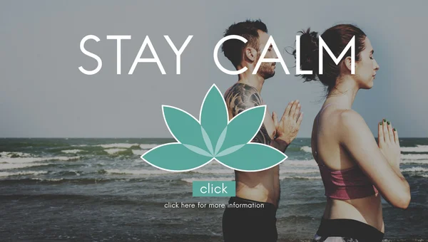 Para uprawia jogę na plaży — Zdjęcie stockowe